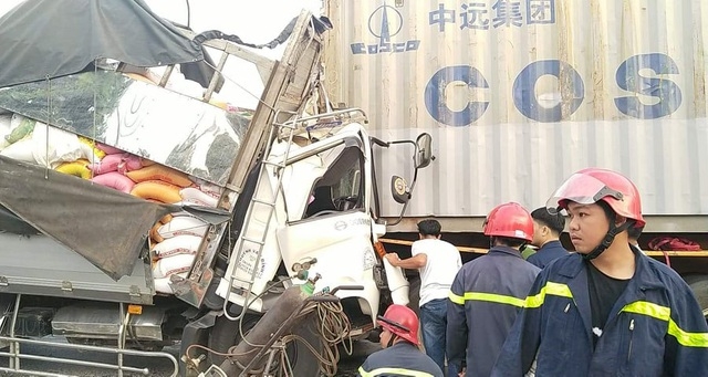 Tin tức trong ngày 3/3 mới nhất: Giải cứu 3 người mắc kẹt trong cabin xe tải bẹp dúm ở TP.HCM tin tuc trong ngay 33 moi nhat giai cuu 3 nguoi mac ket trong cabin xe tai bep dum o tphcm