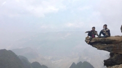 tin tuc trong ngay 43 moi nhat ly do bat ngo hai dua tre ngoi vat veo tren mom da o ha giang