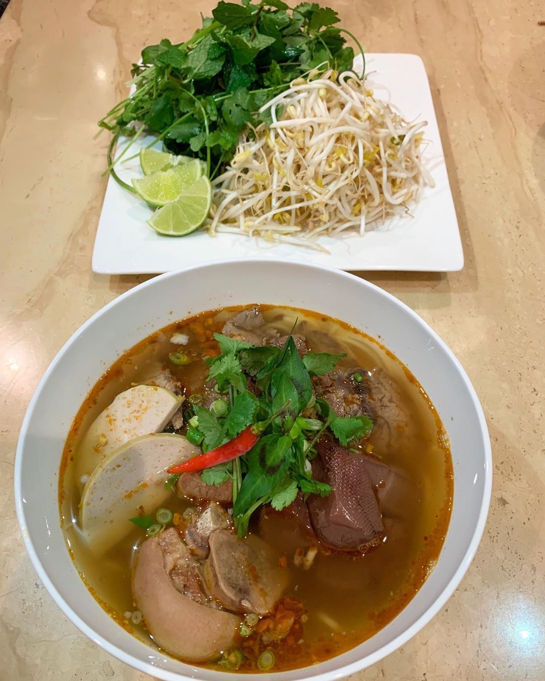 mot ngay lang thang o hue trai nghiem nhung mon an hut khach du lich