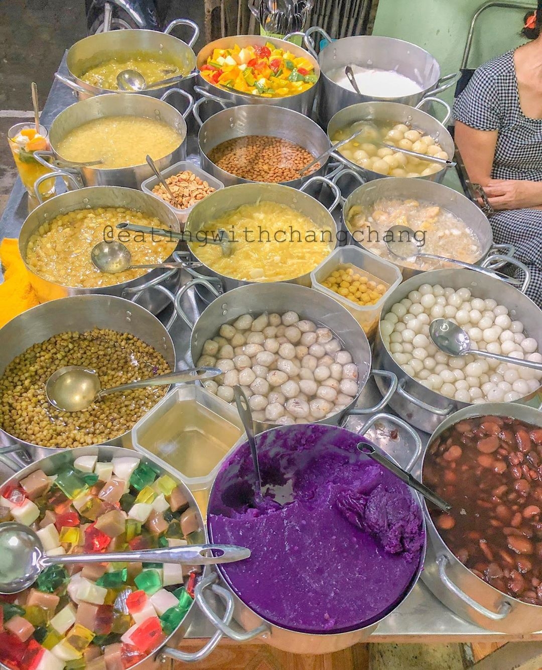 mot ngay lang thang o hue trai nghiem nhung mon an hut khach du lich