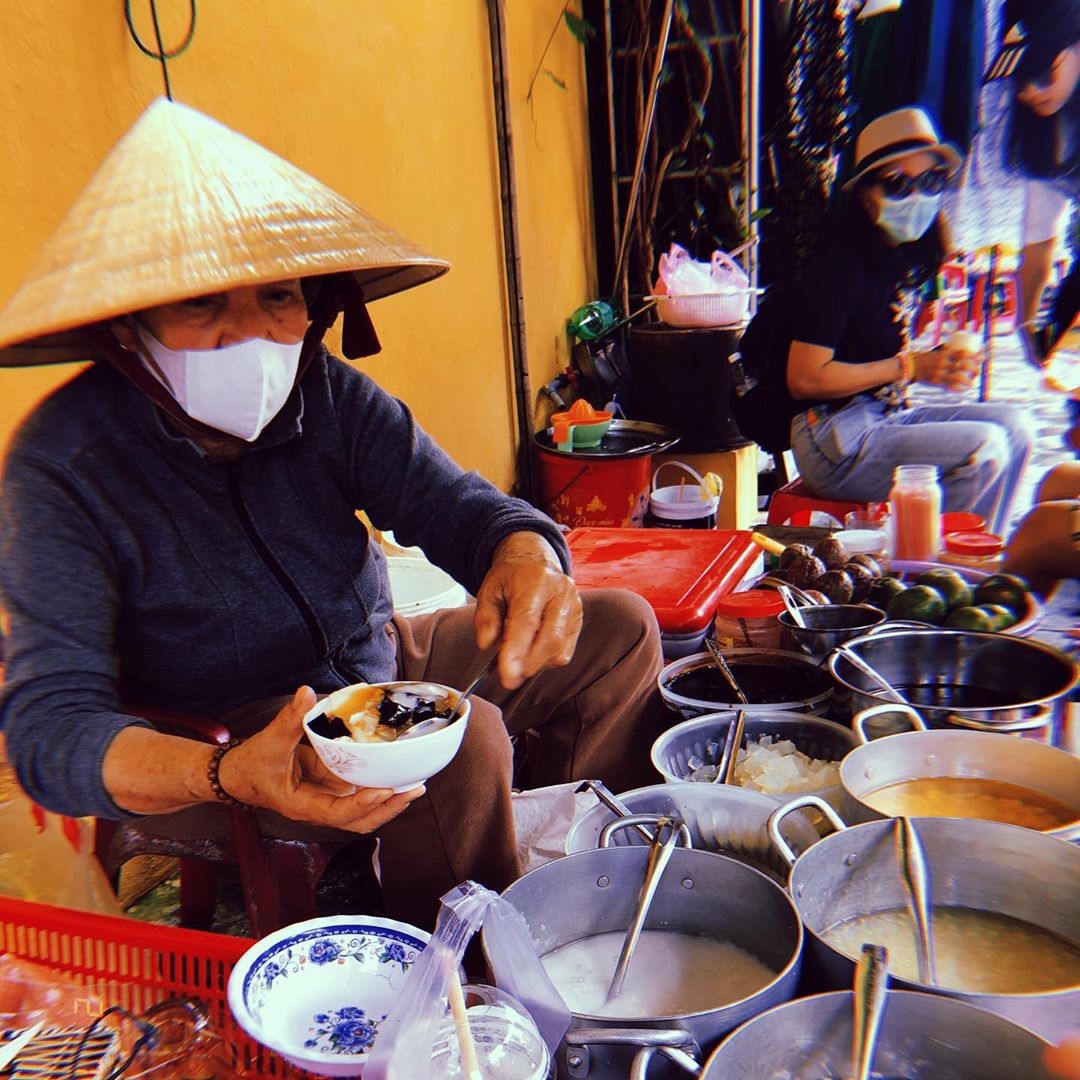 nhung mon ngon niu chan du khach o hoi an
