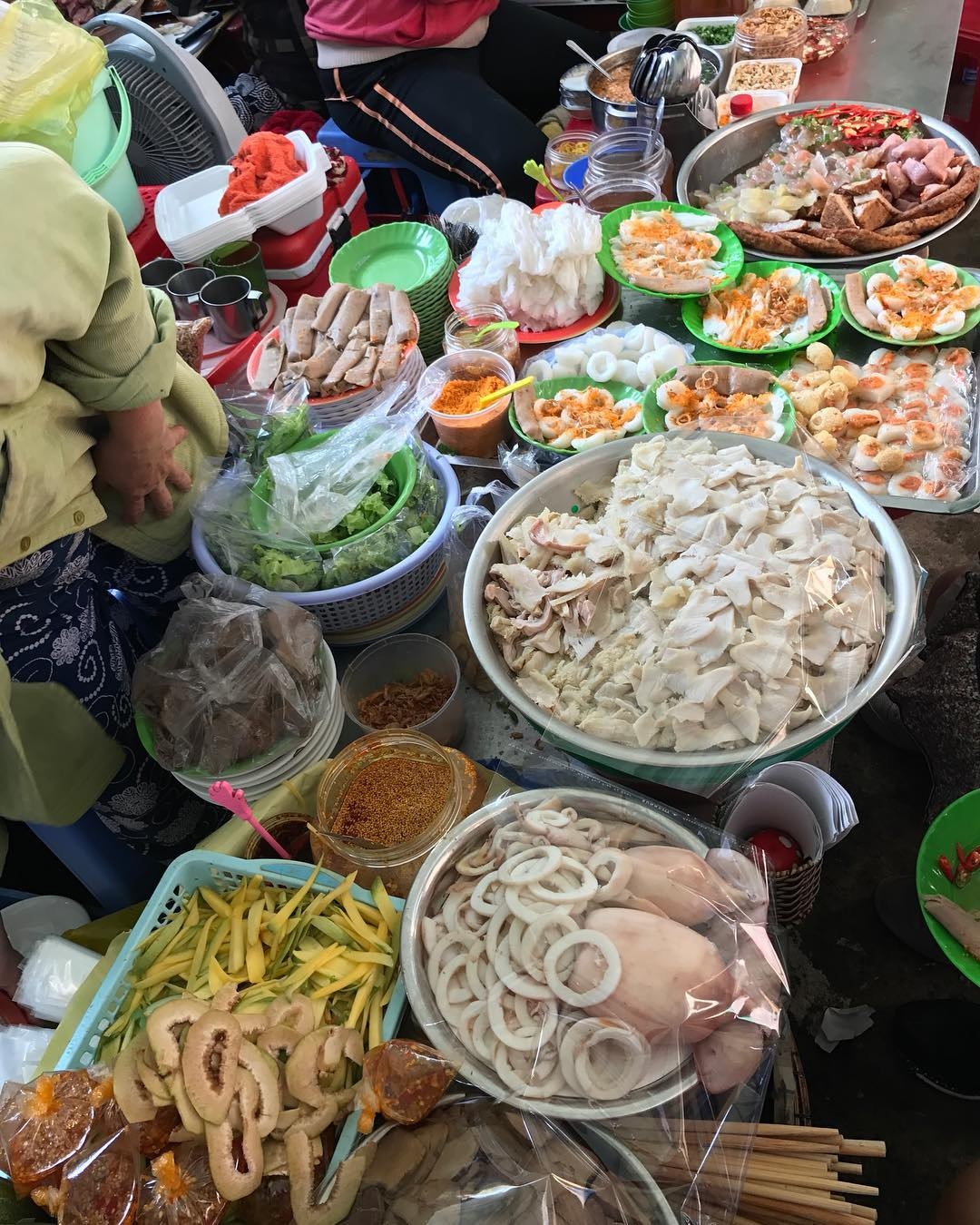 khach tay chi diem nhung mon an ngon o 3 khu cho noi tieng o da nang
