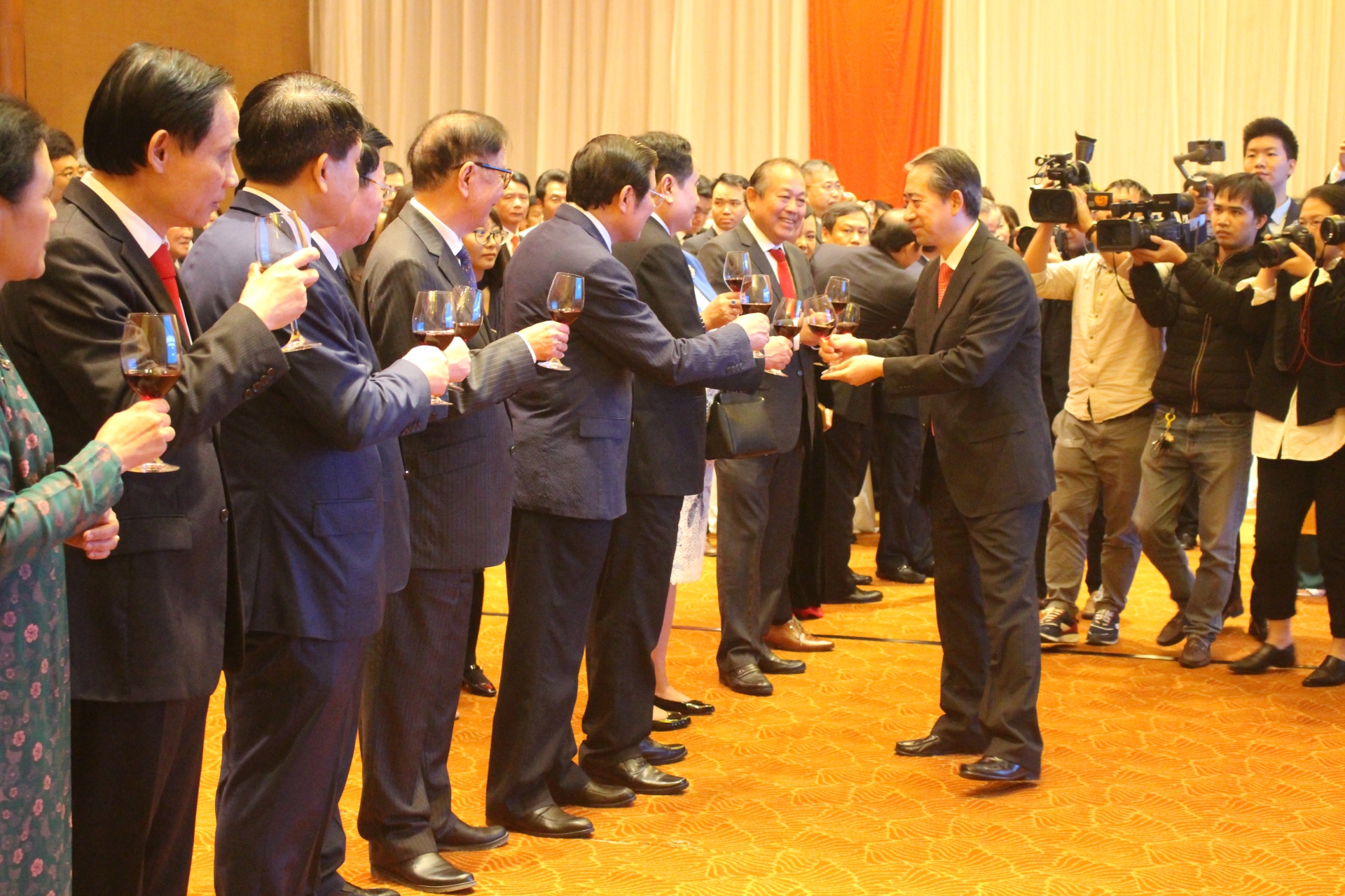 Đại sứ quán Trung Quốc tại Việt Nam tổ chức kỷ niệm 70 năm thiết lập quan hệ ngoại giao hai nước dai su quan trung quoc tai viet nam to chuc ky niem 70 nam thiet lap quan he ngoai giao hai nuoc