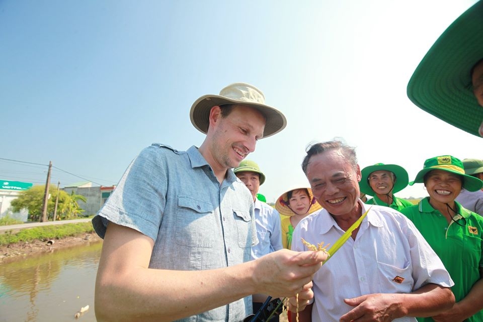 viet nam noi choi sang nhung nu cuoi be ban