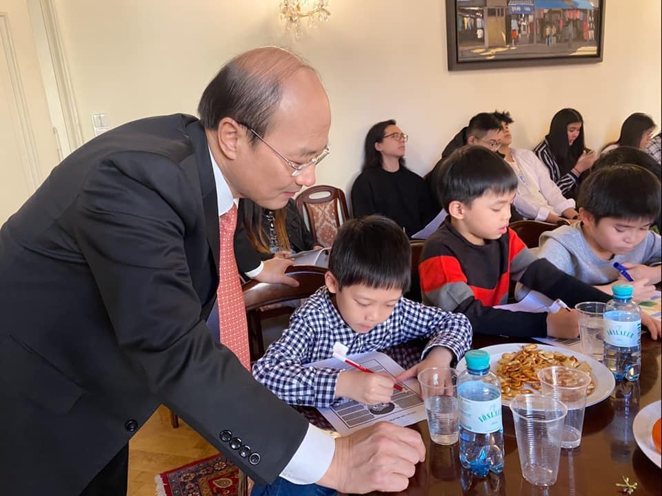 khai giang lop day tieng viet cho tre em cong dong viet nam tai thu do vien cong hoa ao