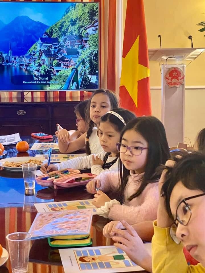 khai giang lop day tieng viet cho tre em cong dong viet nam tai thu do vien cong hoa ao