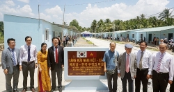 to chuc helping hands han quoc tiep suc cho sinh vien ngheo ben tre