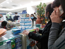 nguoi phu nu thao khau trang roi nho nuoc bot vao nhan vien ban hang gay phan no
