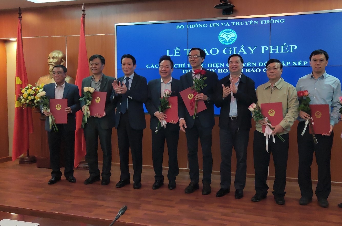 Trao giấy phép hoạt động cho 18 tạp chí của 18 tổ chức hội