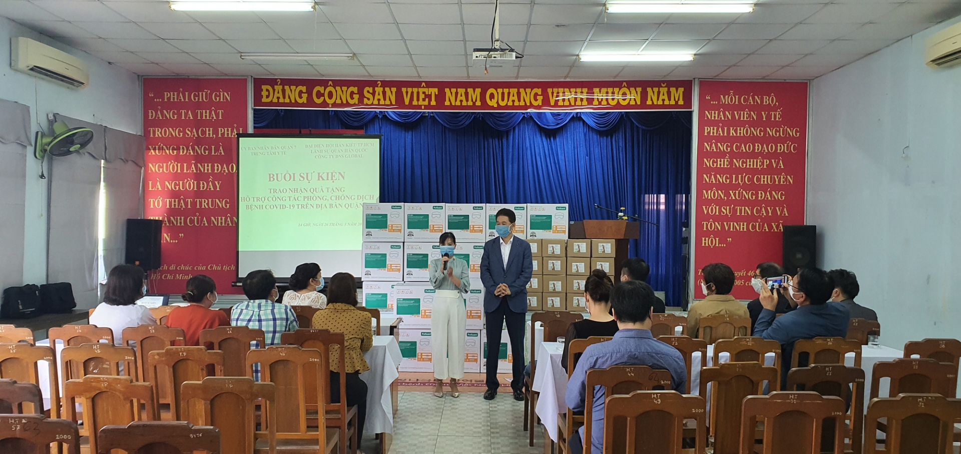 Hội Hàn Kiều tặng kính bảo hộ, nước rửa tay và tiền mặt cho khu vực Thành phố Hồ Chí Minh