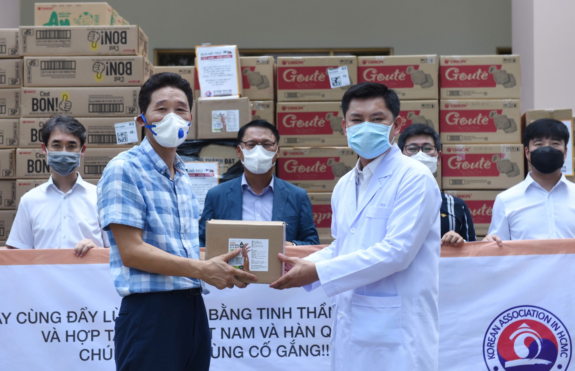 Hội Hàn Kiều tặng kính bảo hộ, nước rửa tay và tiền mặt cho khu vực Thành phố Hồ Chí Minh