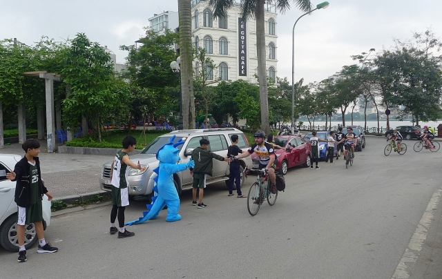 h2h mot thap ky hanh trinh dap xe gay quy cho tre em kem may man