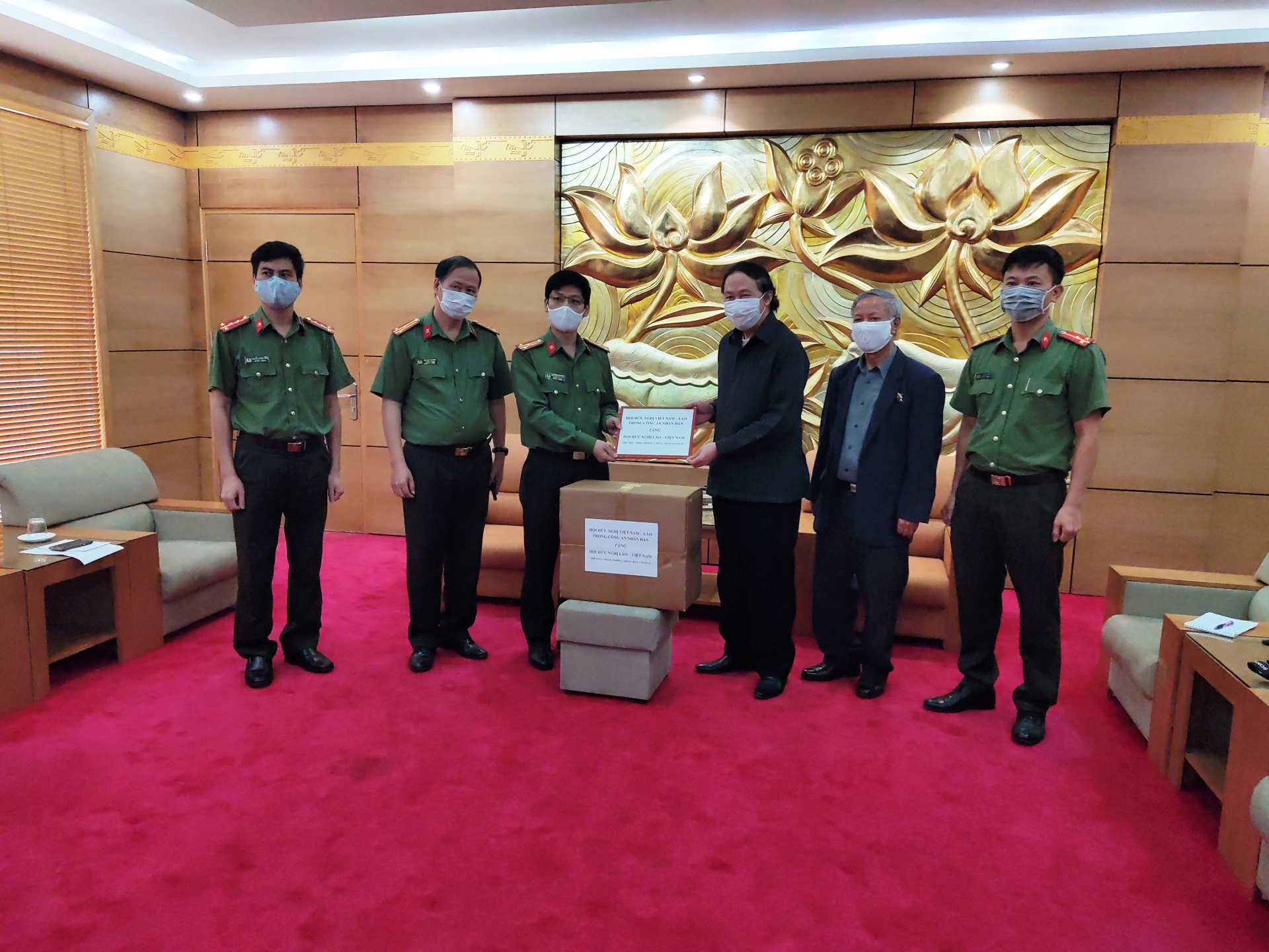 hoi huu nghi viet lao cong an nhan dan ho tro lao