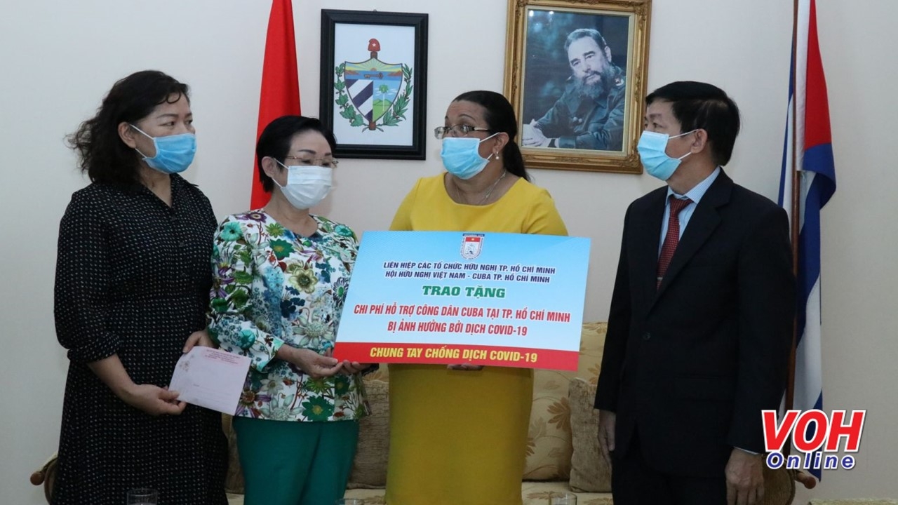 HUFO tặng kinh phí hỗ trợ công dân Cuba tại TP. HCM gặp khó khăn do dịch COVID-19