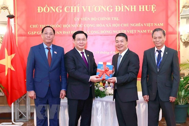 Chủ tịch Quốc hội gặp mặt đại diện cộng đồng người Việt ở Cuba | Chính trị | Vietnam+ (VietnamPlus)