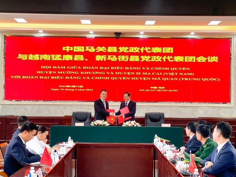 Trao biên bản ký kết các nội dung giao lưu hợp tác.