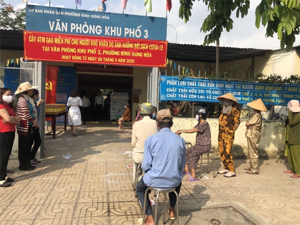 hufo trao atm gao cung 16 tan gao cho nguoi dan co hoan canh kho khan do dich covid 19