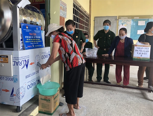 hufo trao atm gao cung 16 tan gao cho nguoi dan co hoan canh kho khan do dich covid 19
