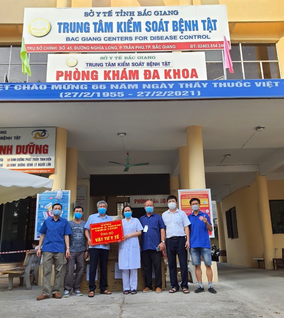 Tạp chí Thời Đại cùng các nhà hảo tâm tặng nhu yếu phẩm trị giá 60 triệu đồng cùng Bắc Giang chống dịch Tạp chí Thời Đại cùng các nhà hảo tâm tặng nhu yếu phẩm trị giá 60 triệu đồng cùng Bắc Giang chống dịch