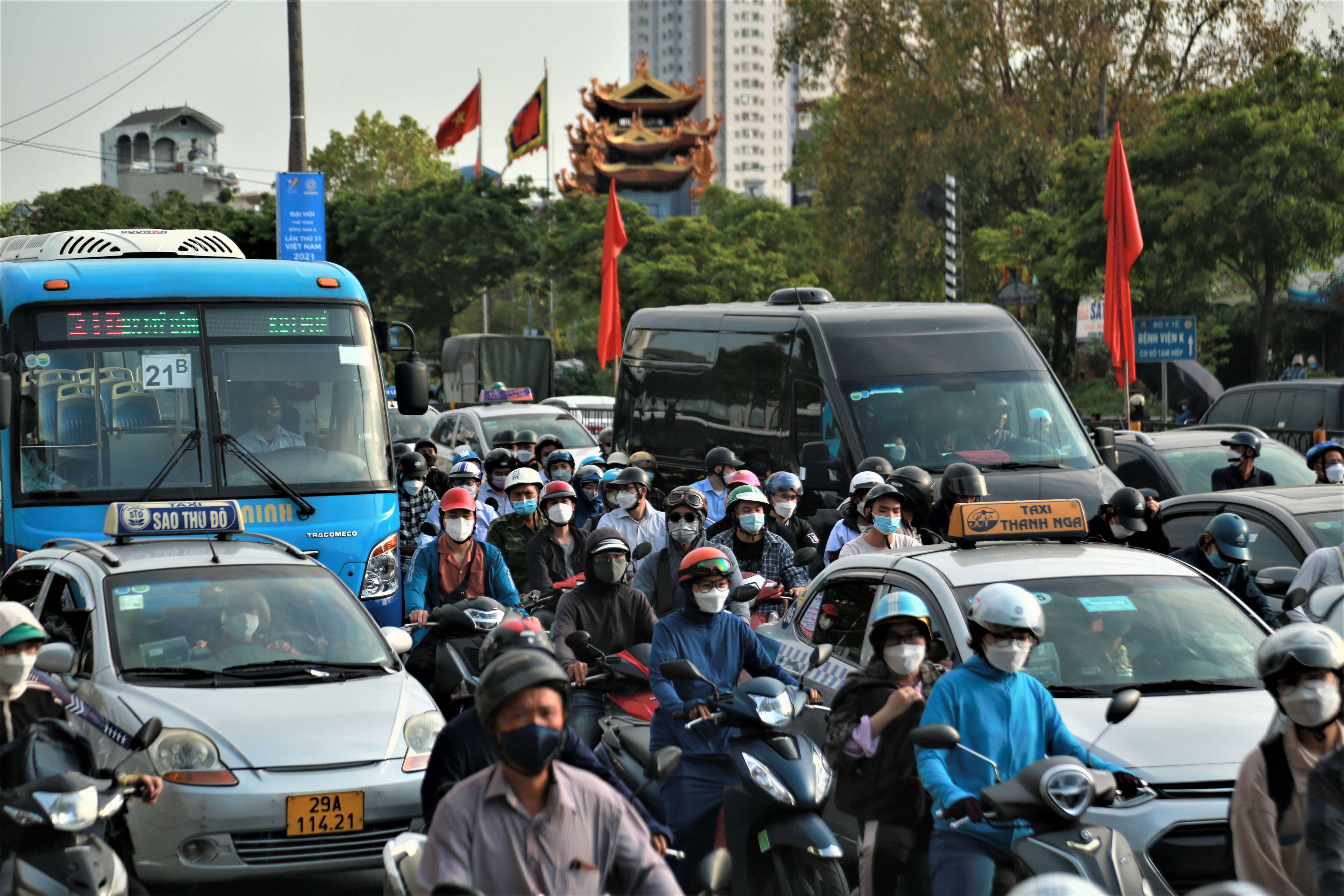 Tại cửa ng&amp;otilde; ph&amp;iacute;a Nam H&amp;agrave; Nội, phương tiện nh&amp;iacute;ch từng t&amp;iacute; một.