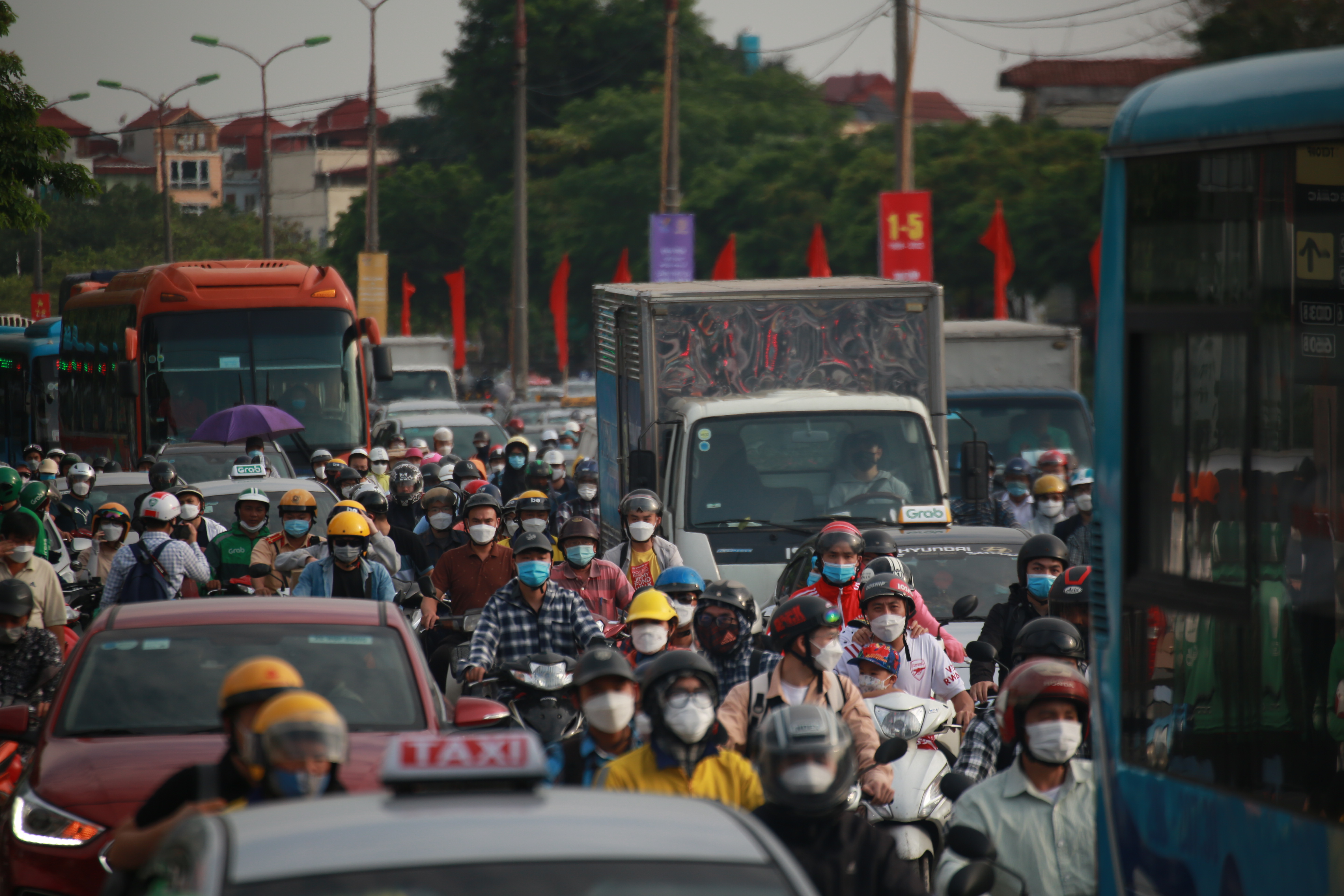 Đường Gỉải Ph&amp;oacute;ng hướng v&amp;agrave;o nội th&amp;agrave;nh xảy ra t&amp;igrave;nh trạng &amp;ugrave;n ứ phương tiện.