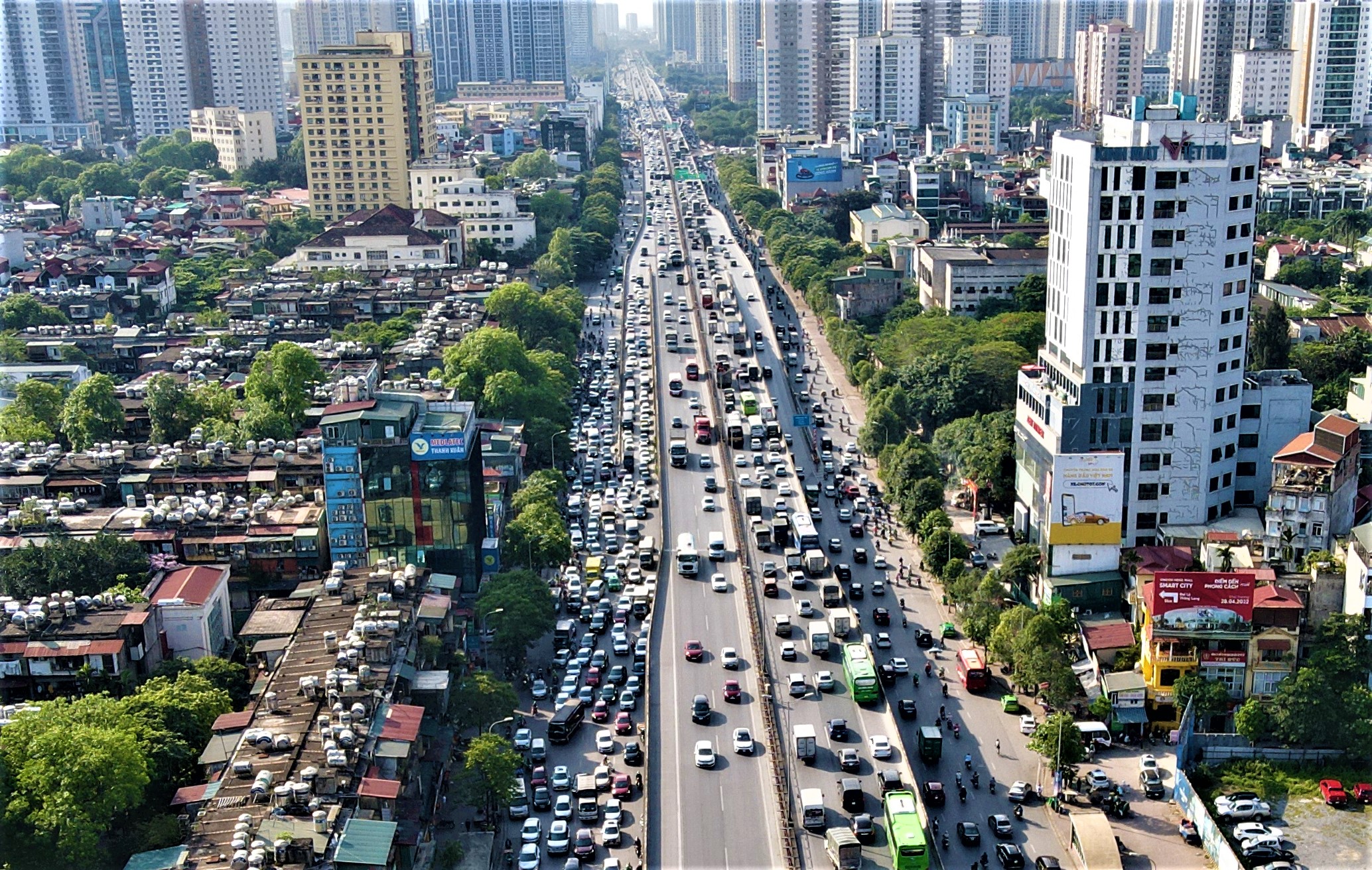 Đường V&amp;agrave;nh đai 3 tr&amp;ecirc;n cao xảy ra &amp;ugrave;n ứ phương tiện l&amp;uacute;c 15 giờ ng&amp;agrave;y 3/5.