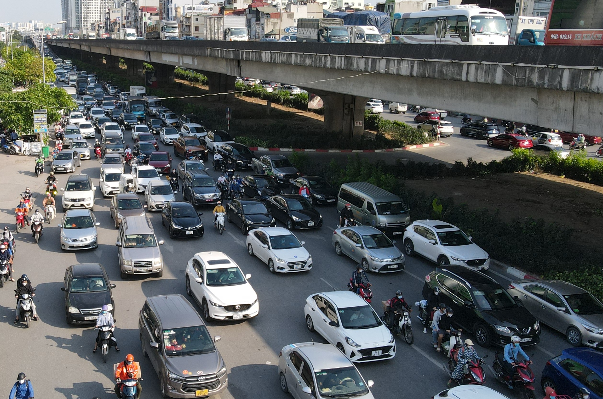 Lượng phương tiện đổ xuống c&amp;aacute;c nh&amp;aacute;nh dẫn v&amp;agrave;o TP H&amp;agrave; Nội từ V&amp;agrave;nh đai 3 kh&amp;aacute; đ&amp;ocirc;ng.