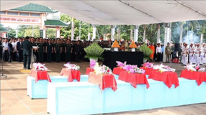 dua hai cot 17 liet si quan tinh nguyen hi sinh tai campuchia tro ve dat me