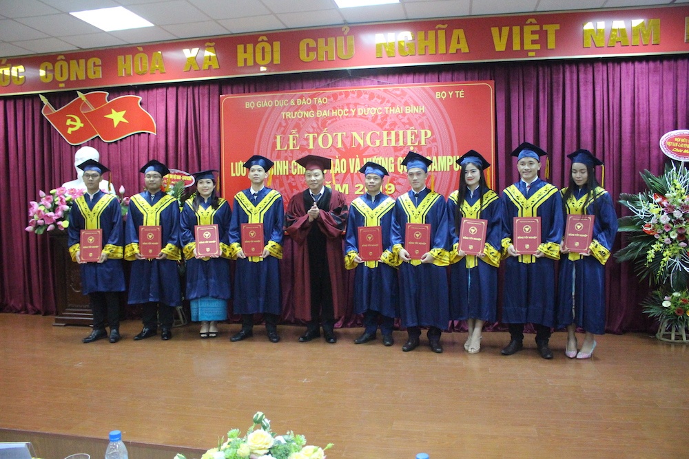 44 sinh vien lao campuchia tot nghiep dai hoc y duoc thai binh nhung bac si cua tinh huu nghi