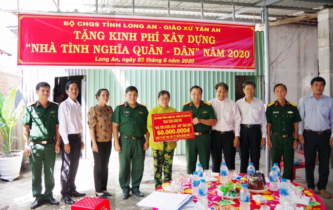 bo chi huy quan su tinh long an trao gan 400 trieu dong kinh phi ho tro giao dan tan an