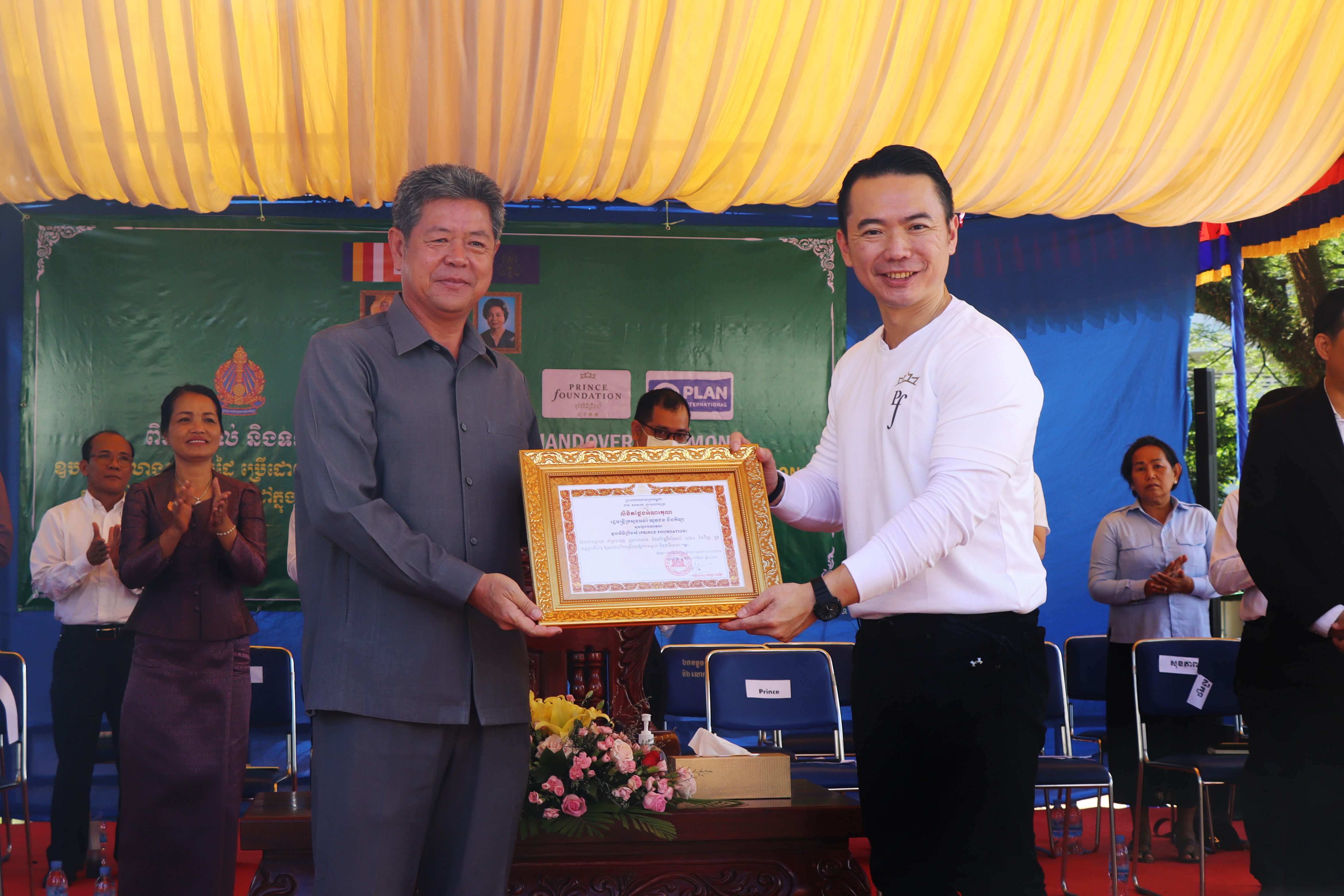 Prince Group và Plan International đã bàn giao 198 trạm rửa tay cho 99 trường học ở Sihanoukville
