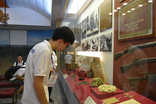 thanh nien kieu bao tham lang bac va tim hieu ve lich su quan su viet nam