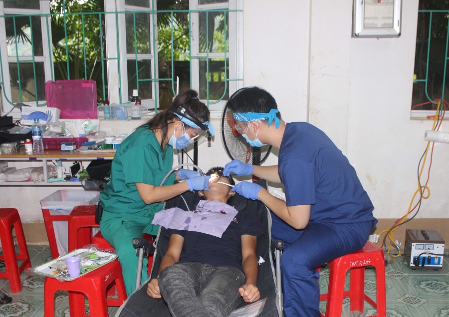 Bác sĩ người Mỹ gốc Việt khám, cấp thuốc miễn phí tại Cao Bằng