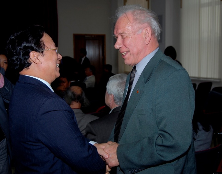 tien biet hai nguoi ban lon thuong tuong anatoly va nha viet nam hoc glazunov