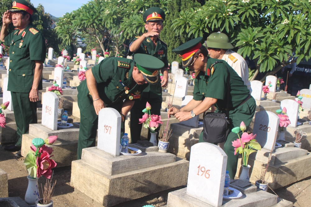 hoi huu nghi viet lao va dai su quan lao tai viet nam dang huong tuong niem cac anh hung liet sy