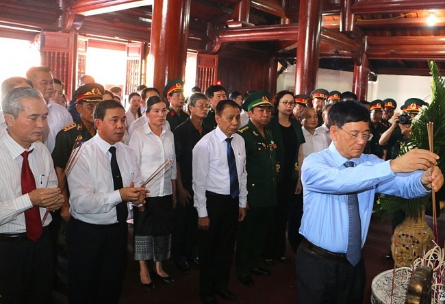 hoi huu nghi viet lao va dai su quan lao tai viet nam dang huong tuong niem cac anh hung liet sy
