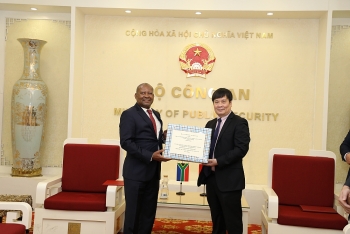 Bộ Công an trao tặng 20.0000 khẩu trang cho 2 cơ quan thực thi pháp luật Nam Phi
