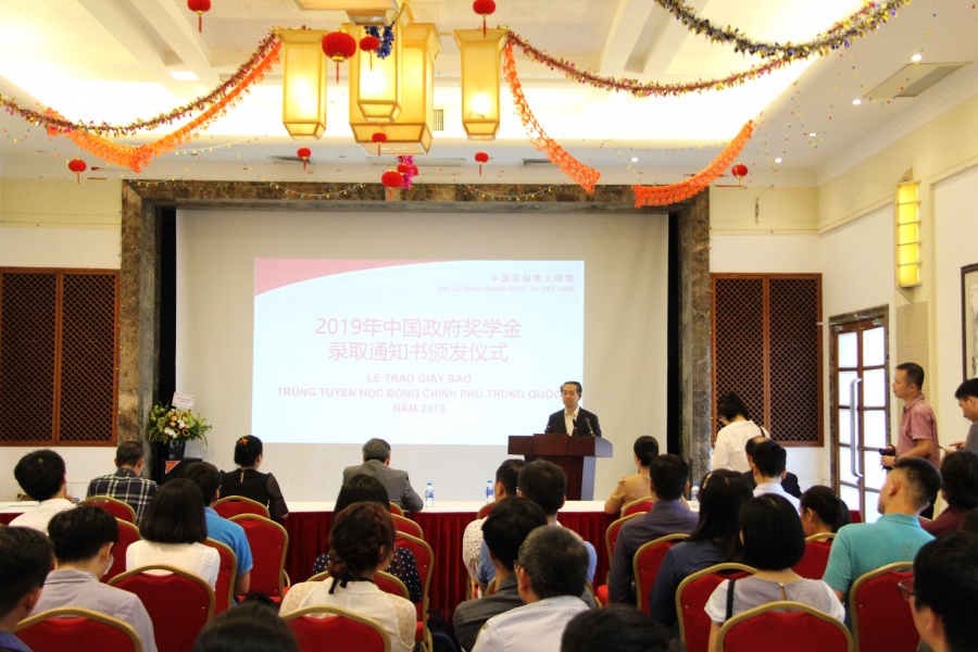 dai su quan trung quoc trao hoc bong cho 72 sinh vien cua viet nam