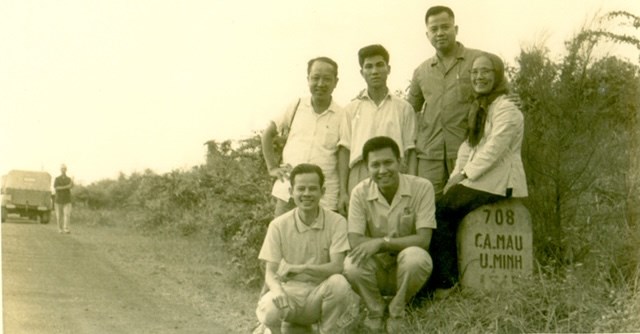 Các đại biểu tại cột mốc 708 Cà Mau - U Minh (Cô Tám - N.N.Hà - L.B.Châu - N.N.Trân).
