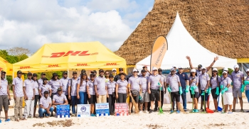 Các nhân viên của DHL Global Forwarding và Hapag-Lloyd thu gom 6.000 kg rác ở bờ biển của 6 quốc gia