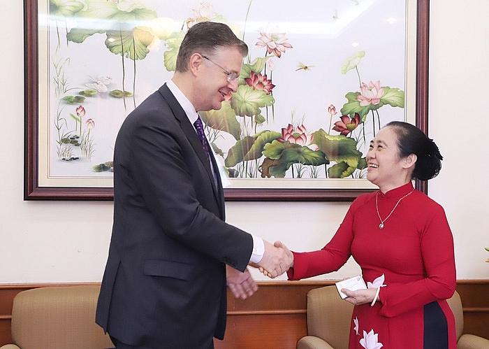 Đại sứ Hoa Kỳ tại Việt Nam tìm hiểu mô hình hỗ trợ các nạn nhân bị mua bán ở Ngôi nhà Bình yên