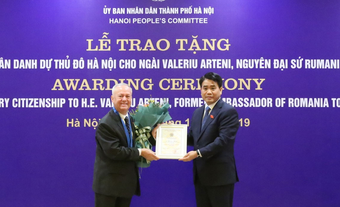 trao danh hieu cong dan danh du thu do ha noi cho nguyen dai su romania