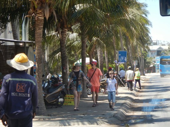 Người nước ngoài "mắc kẹt" tại Phan Thiết vững lòng vượt qua đại dịch nhờ sự sự đùm bọc, sẻ chia của Việt Nam