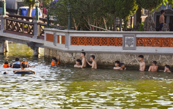 Người dân trong xã coi đây là bể bơi công cộng lớn nhất vùng nên lúc nào cũng có người ra bơi từ sáng đến chiều, đông nhất vào khoảng 4 - 5h chiều.