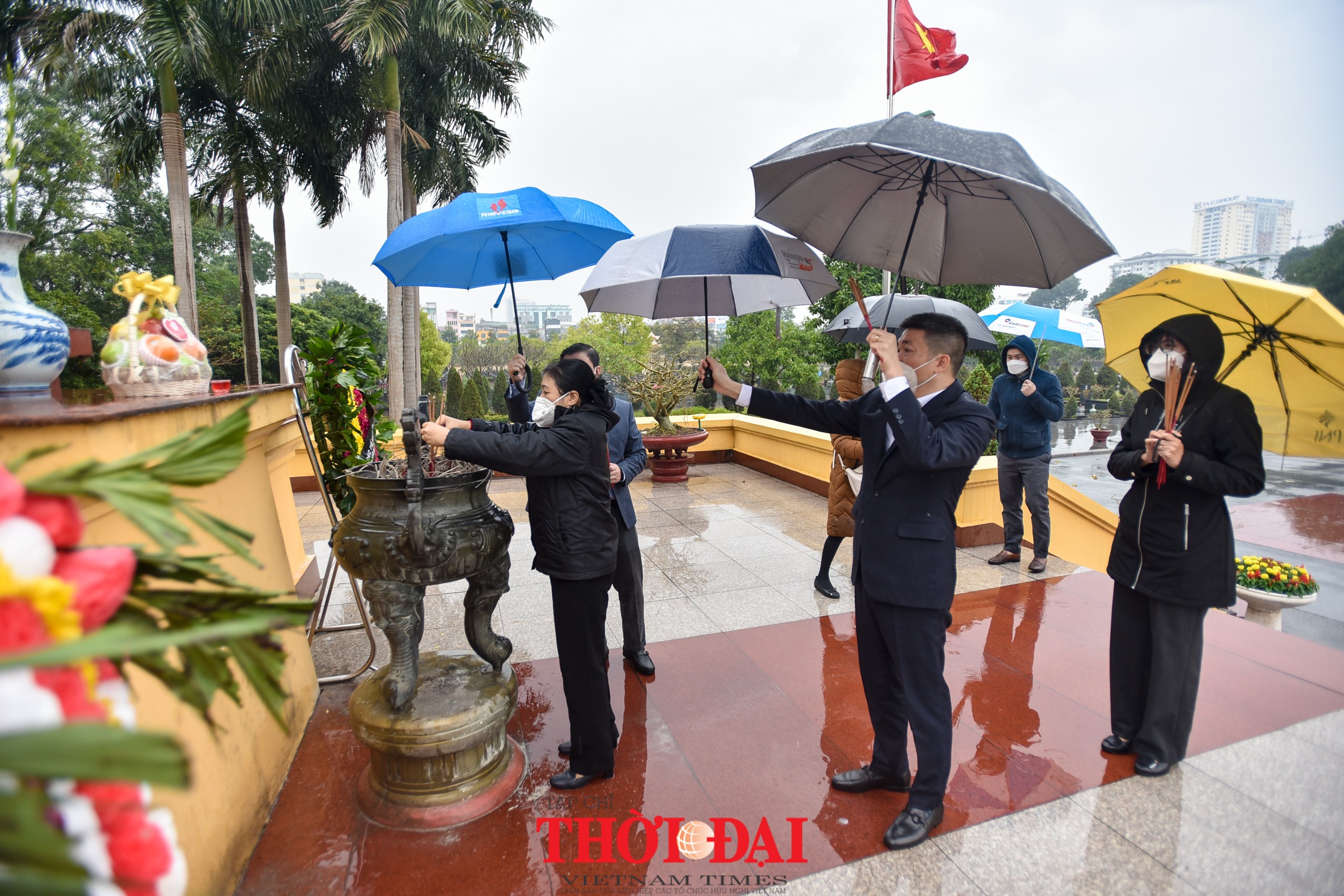 Đoàn đại biểu VUFO dâng hương tưởng niệm các anh hùng, liệt sỹ tại nghĩa trang Mai Dịch Đoàn đại biểu VUFO dâng hương tưởng niệm các anh hùng, liệt sỹ tại nghĩa trang Mai Dịch