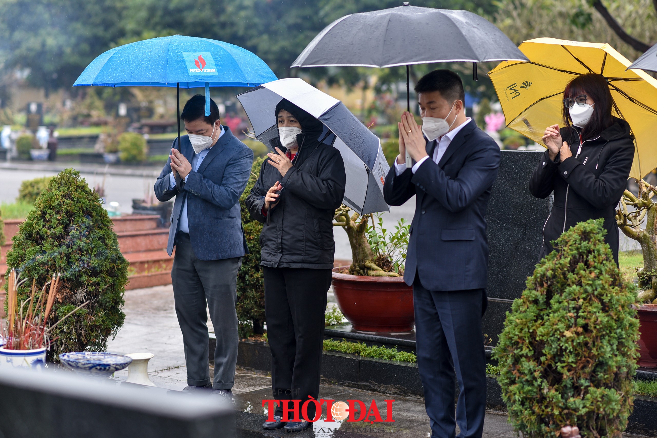 Đoàn đại biểu VUFO dâng hương tưởng niệm các anh hùng, liệt sỹ tại nghĩa trang Mai Dịch Đoàn đại biểu VUFO dâng hương tưởng niệm các anh hùng, liệt sỹ tại nghĩa trang Mai Dịch