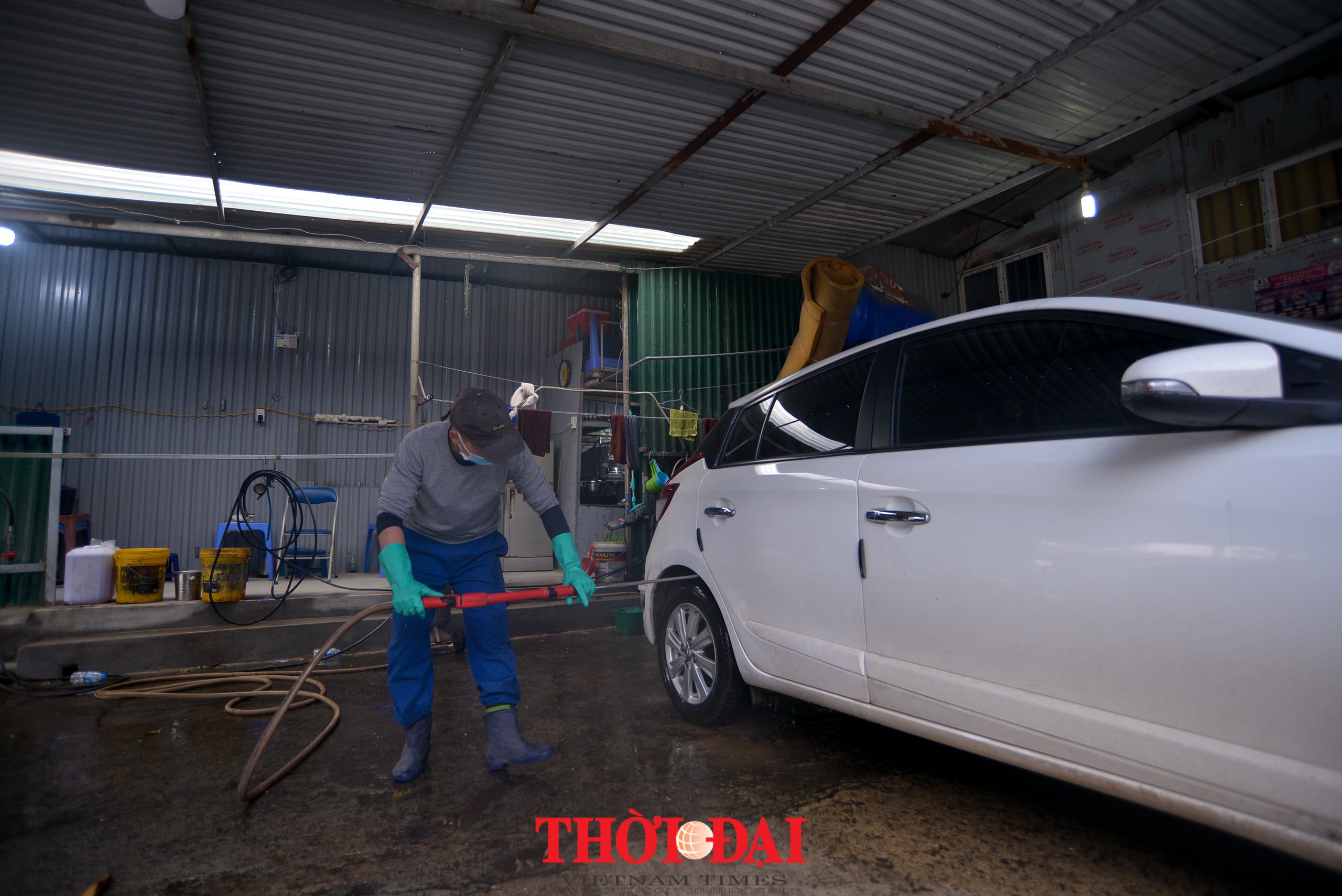 Dịch vụ rửa xe tăng giá gấp 4-5 lần vẫn phục vụ không xuể tay ngày cuối năm Cận Tết: Giá rửa xe tăng gấp 4-5 lần vẫn đắt khách