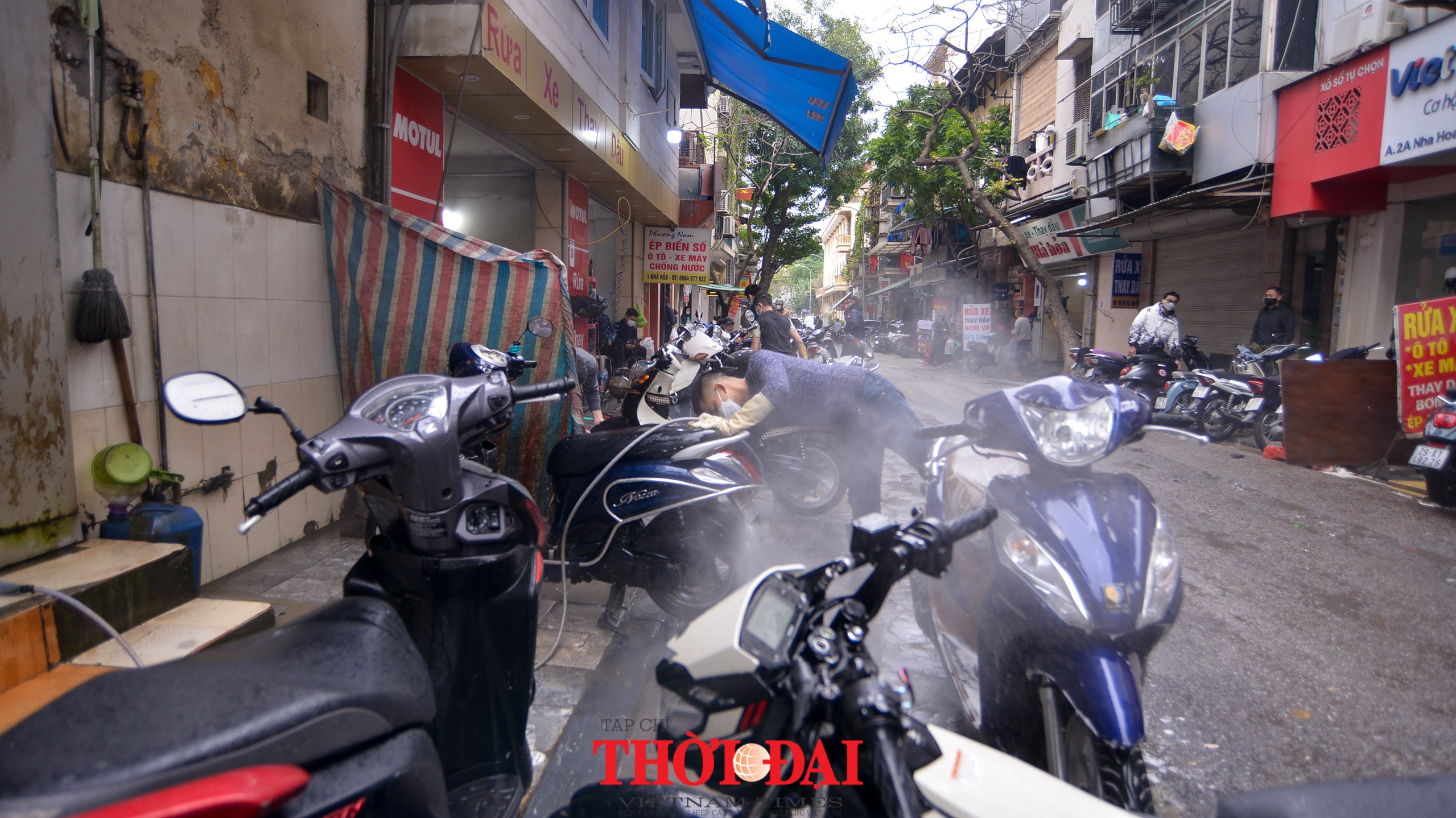 Dịch vụ rửa xe tăng giá gấp 4-5 lần vẫn phục vụ không xuể tay ngày cuối năm Cận Tết: Giá rửa xe tăng gấp 4-5 lần vẫn đắt khách