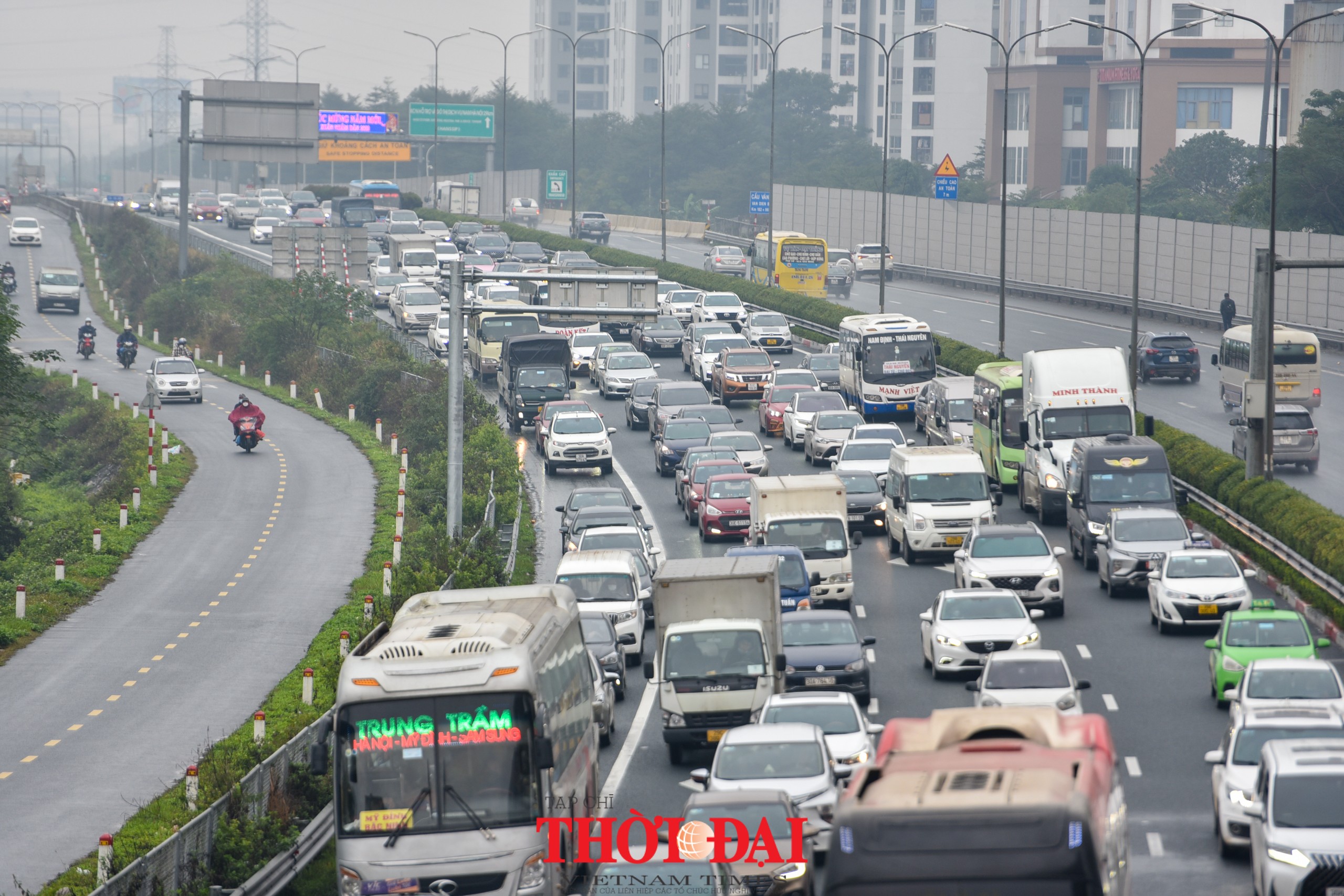 Cửa ngõ vào Hà Nội ùn tắc hàng km ngày người dân trở lại sau kì nghỉ Tết Người dân các tỉnh tấp nập trở lại Thủ đô sau kì nghỉ Tết