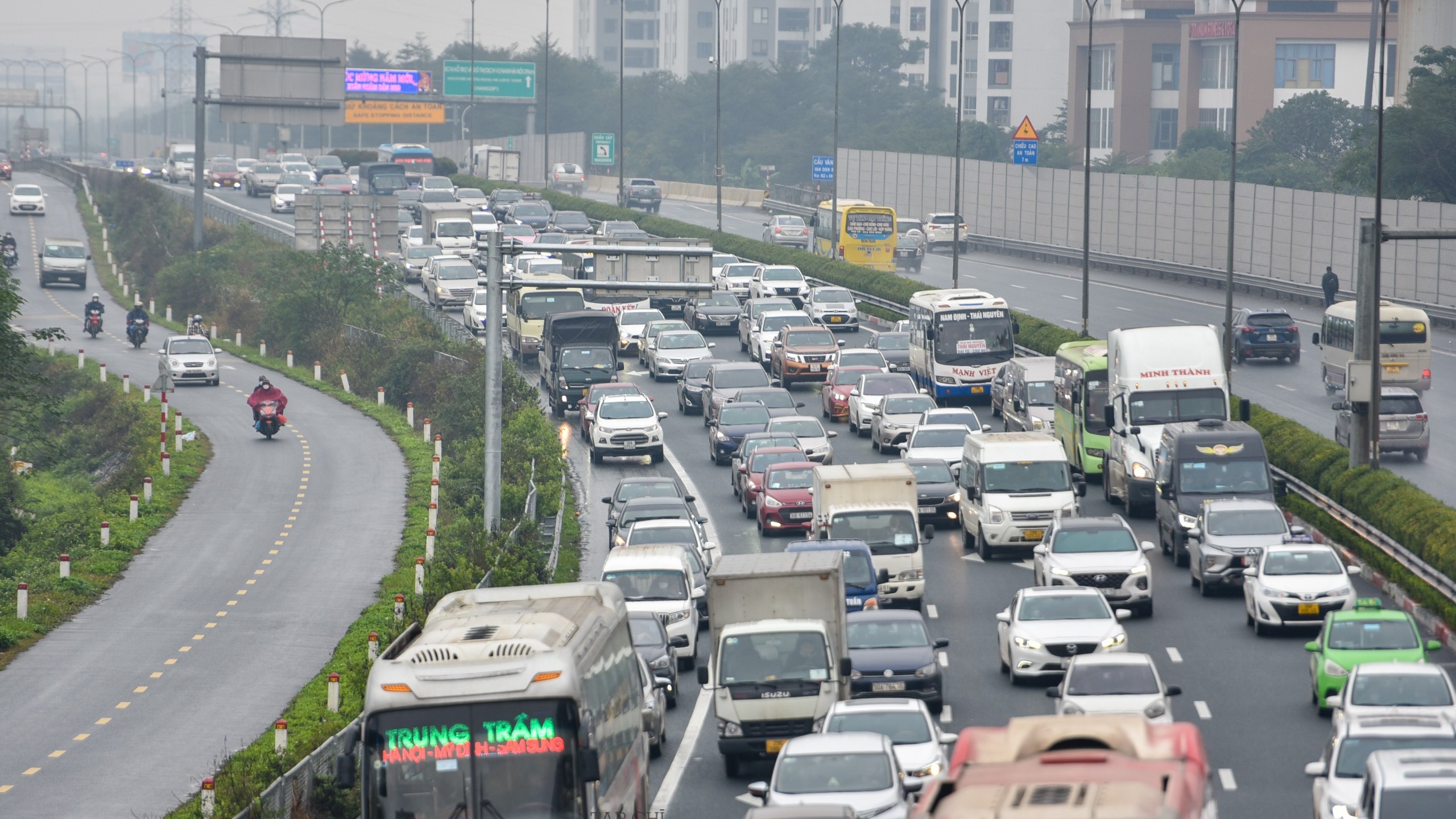 Người dân các tỉnh tấp nập trở lại Thủ đô sau kì nghỉ Tết
